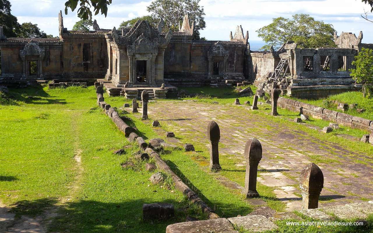 Statue of snake god Naga in Beng Mealea temple, Siem Reap