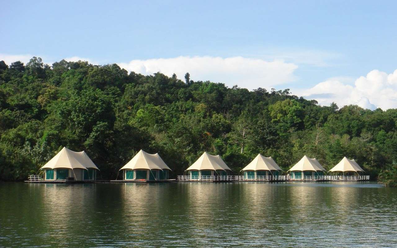 Four Rivers Lodge on its idyllic bend in the Tatai River