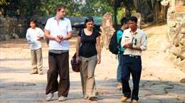 Are there French/Spanish/Italian speaking guides in Siem Reap?