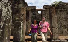  Tourists are visiting the Angkor Wat temple